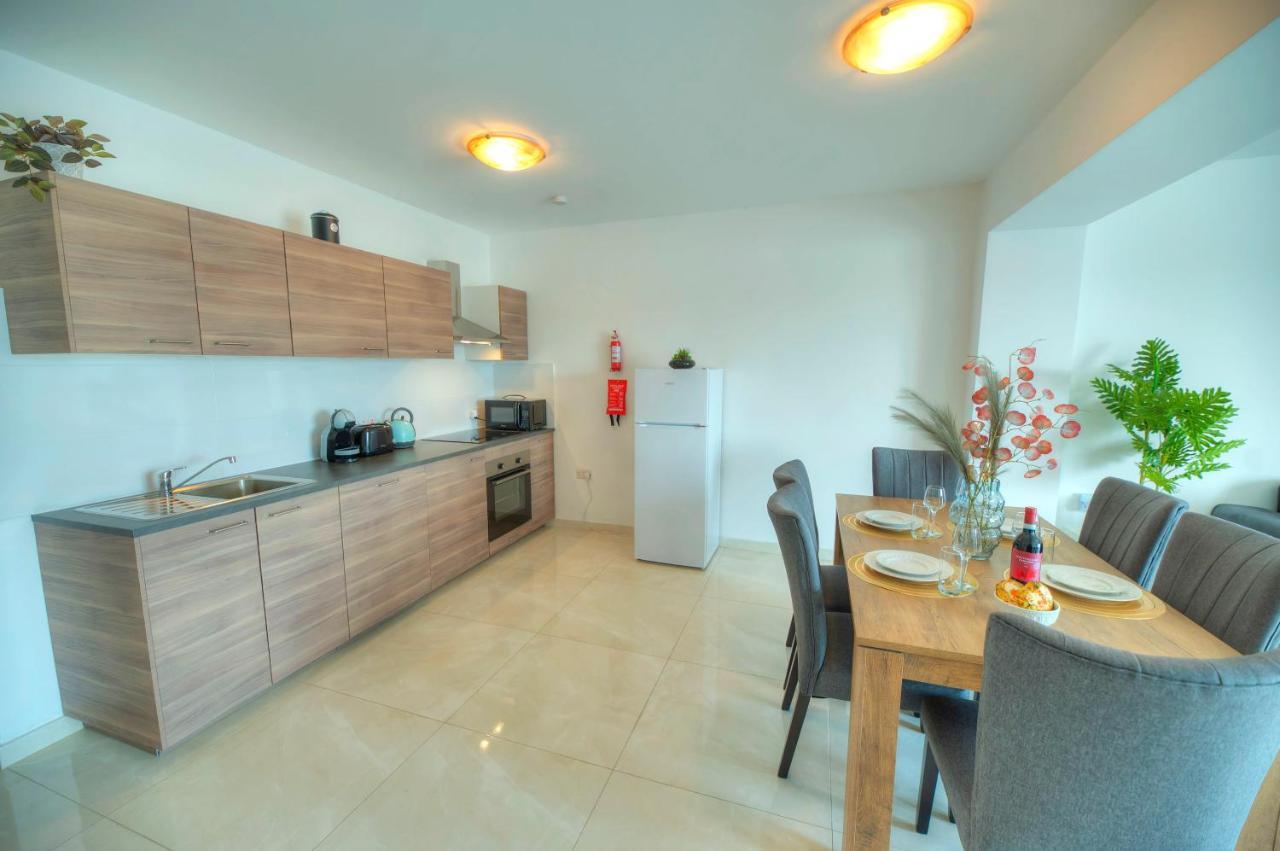 Seafront Beautifully Furnished 2 Bedrooms Gogzr-3 Gzira Luaran gambar