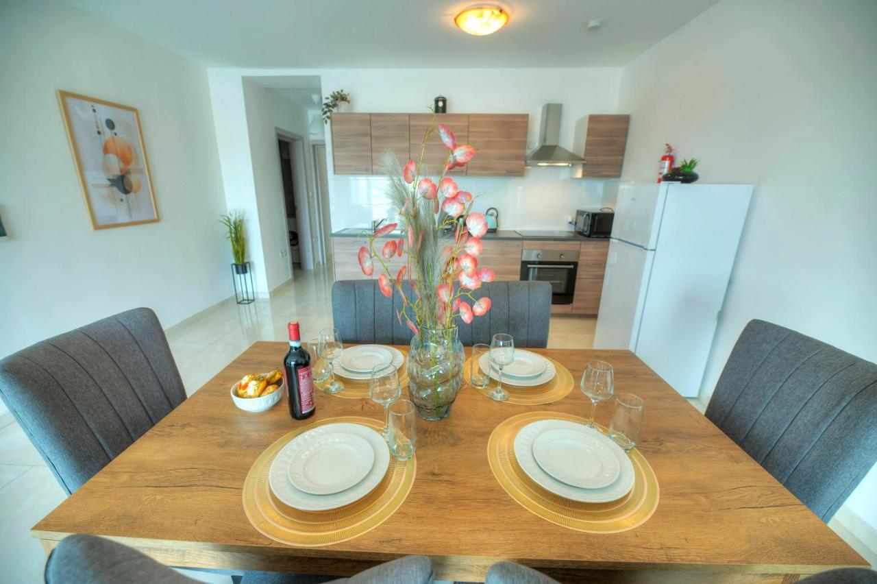 Seafront Beautifully Furnished 2 Bedrooms Gogzr-3 Gzira Luaran gambar